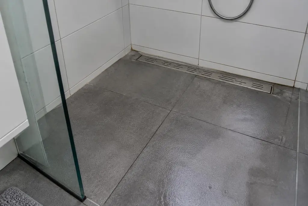 Lekdetectie Alkmaar – lekkende inloopdouche met natte voegen