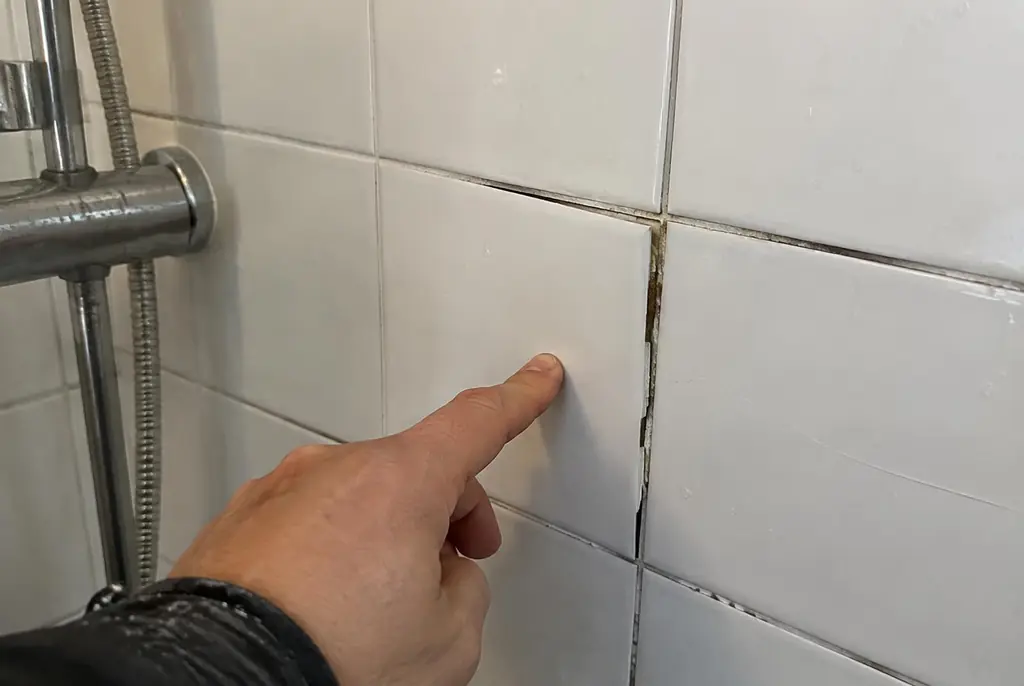 Lekdetectie Alkmaar – losse, holle badkamertegels door een lekkage