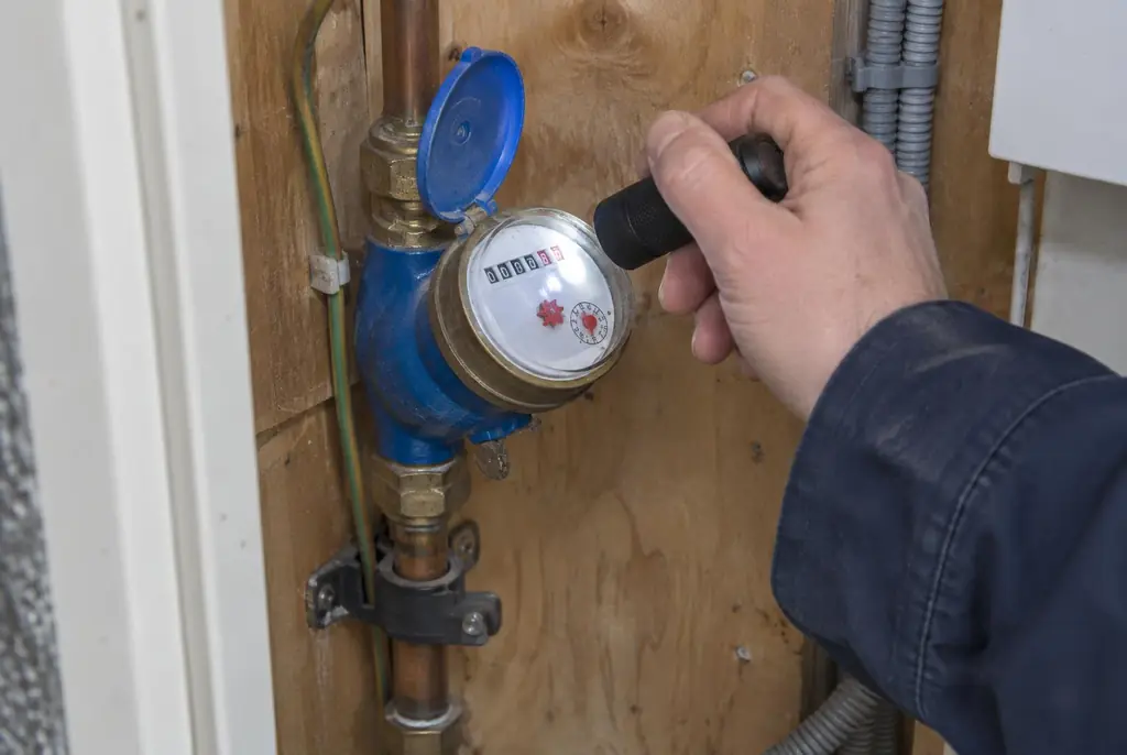 Lekdetectie Alkmaar – watermeter in de meterkast controleren met een zaklamp
